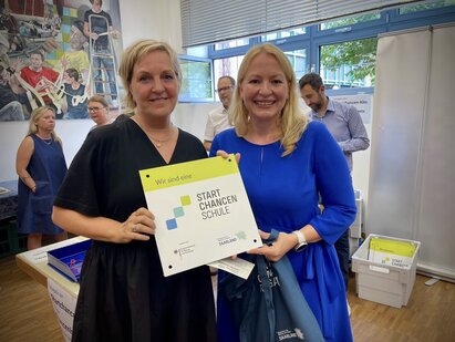 Übergabe der Plakette des Startchancenprogrammes an Schulleiterin Julia Beer durch Bildungsministerin Christine Streichert-Clivot Auftakt